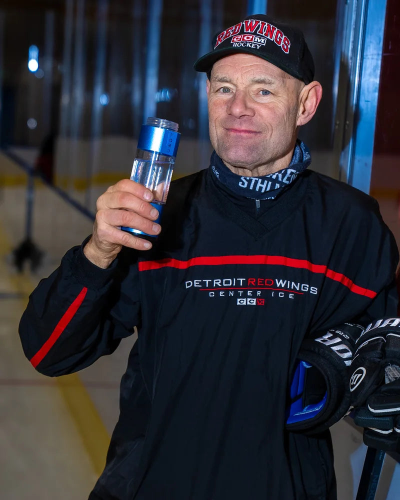 Thomas Storm drinking from his Nord Hydrogen Bottle at the rink